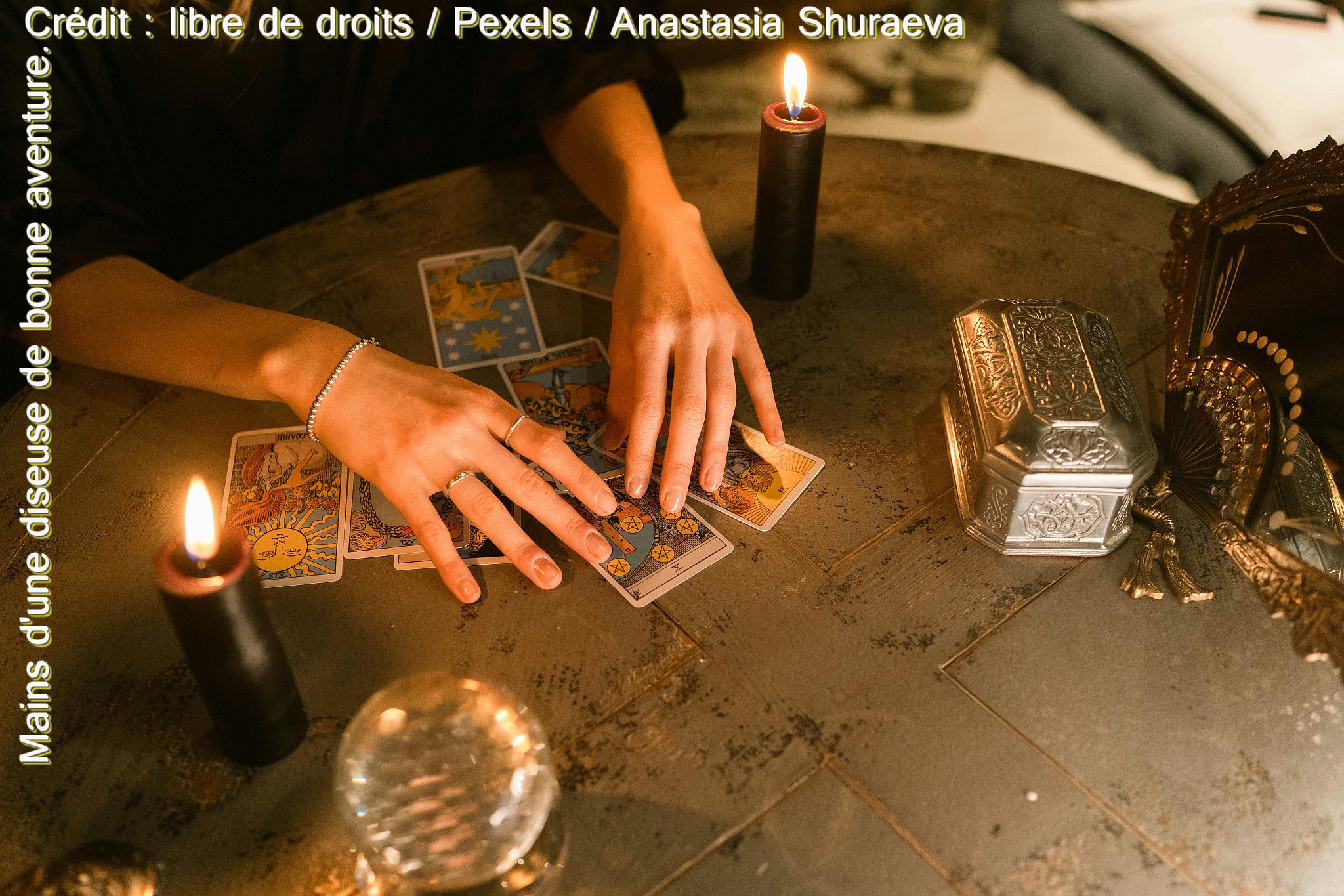 Mains d'une diseuse de bonne aventure. (Crédit : libre de droits / Pexels / Anastasia Shuraeva)